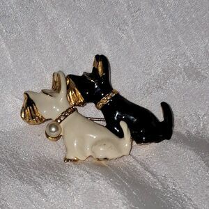 An Enameled Scottish Terrier Brooch Pin Scotty Dog Rhinestone Vintage